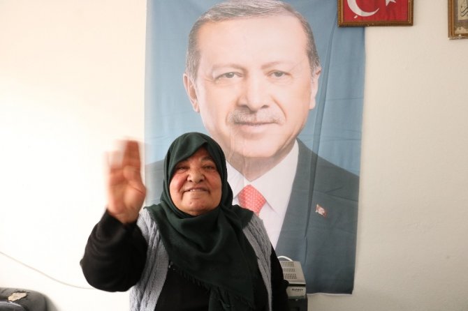 Behice teyze yardım değil Erdoğan’ın posterini istedi