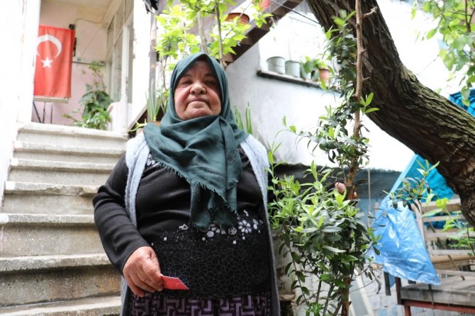 Behice teyze yardım değil Erdoğan’ın posterini istedi