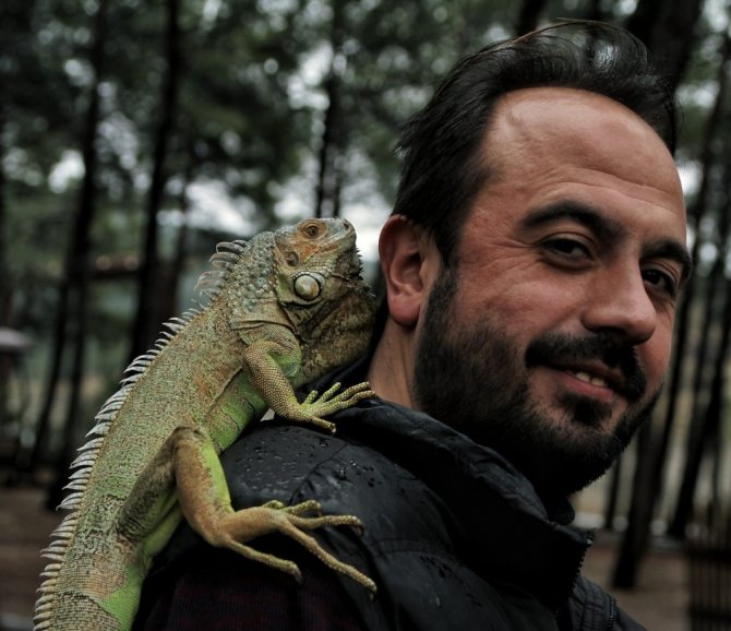4 yıldır beslediği iguana en yakın arkadaşı oldu