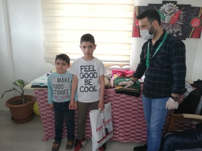 Muhtardan 600 çocuğa bayramlık giysi
