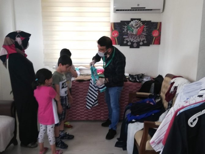 Muhtardan 600 çocuğa bayramlık giysi