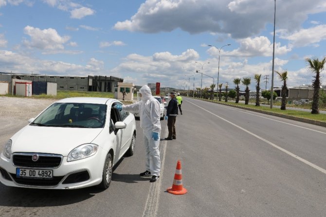 Polisten çocuklara kırmızı düdük