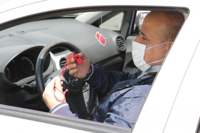 Polisten çocuklara kırmızı düdük