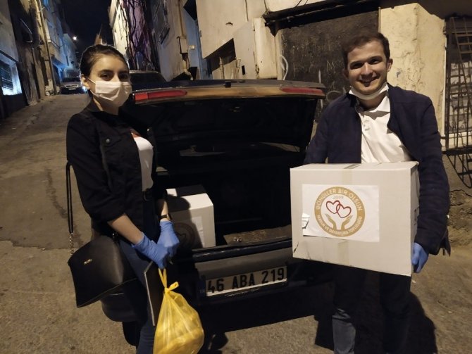 Kahramanmaraş'ta evinden çıkmayan yaşlılar için alışveriş yaptılar