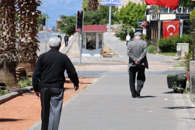 Kahramanmaraş'ta yaşlılar sokağa çıktı