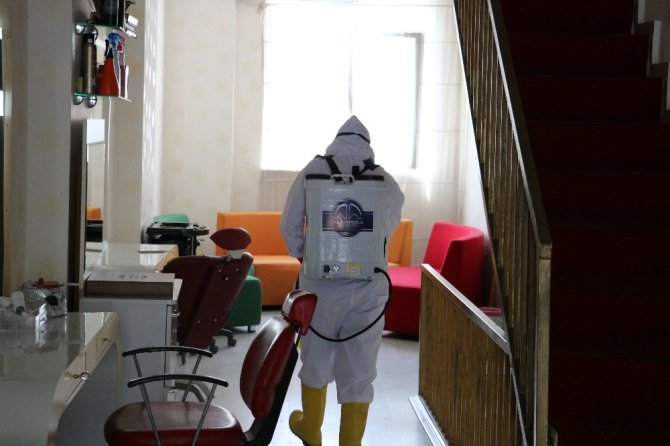 Kuaför ve berber dükkanları dezenfekte edildi