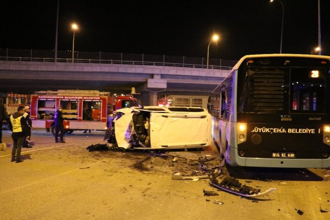 Hafif ticari araç ile otobüs çarpıştı: 1 yaralı