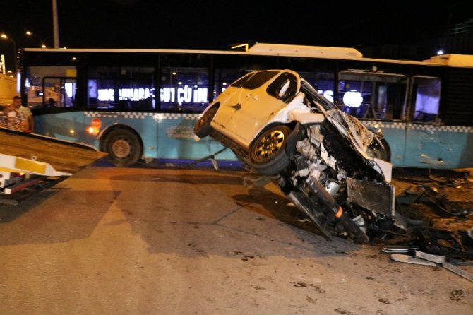 Hafif ticari araç ile otobüs çarpıştı: 1 yaralı