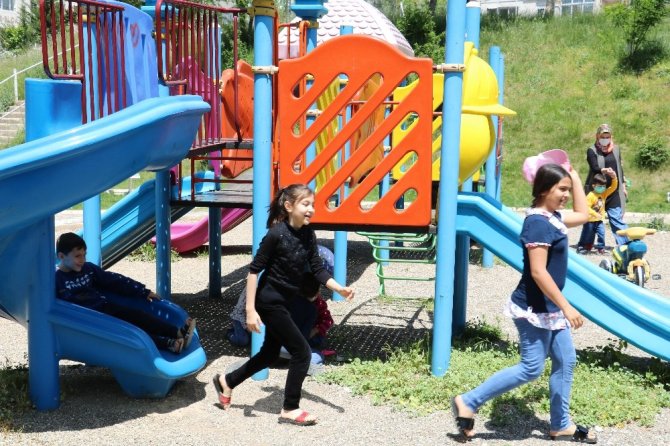 Kahramanmaraş’ta çocuklar parklara koştu