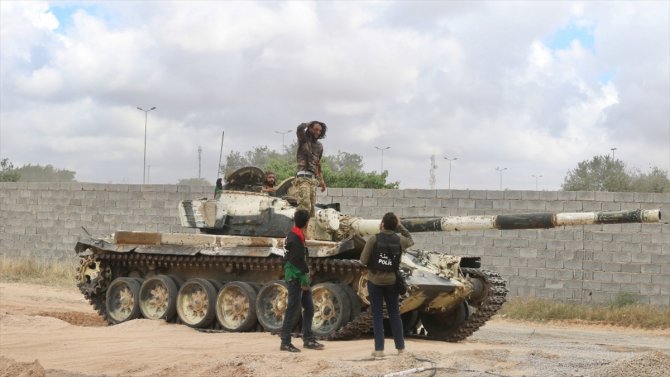 Libya ordusundan Hafter milisleri ve paralı askerlerin mevzilerine topçu atışı