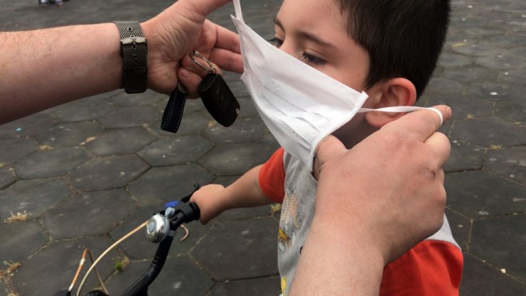 Polis parklardaki çocuklara maske takınca renkli görüntüler oluştu