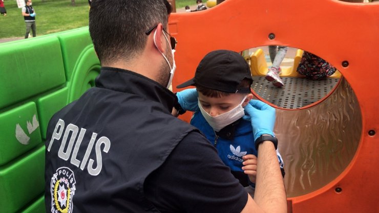 Polis parklardaki çocuklara maske takınca renkli görüntüler oluştu