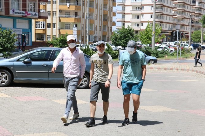 Kahramanmaraşlı genç, sokağa çıkardığı engelli kuzeni ile yürüyüş yaptı