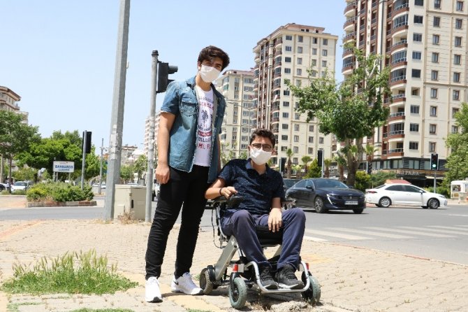 Kahramanmaraşlı genç, sokağa çıkardığı engelli kuzeni ile yürüyüş yaptı