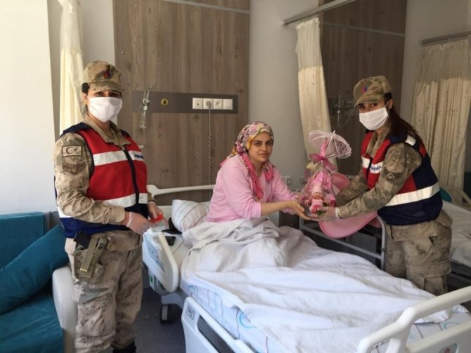 Silah arkadaşlarının baba olma sevincini paylaştılar