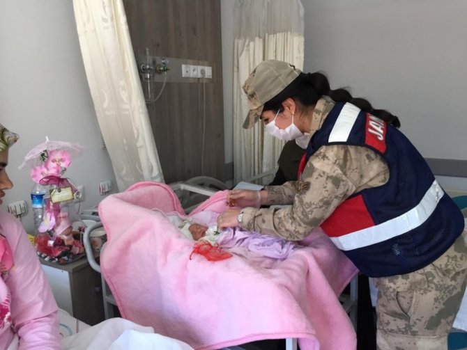 Silah arkadaşlarının baba olma sevincini paylaştılar