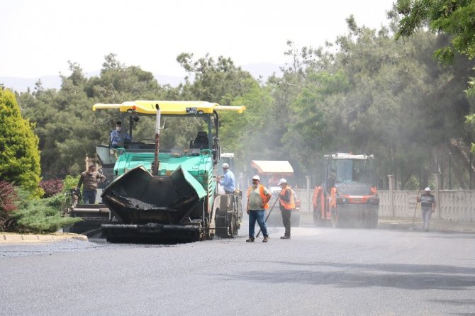 Kahramanmaraş'ta 40 derece sıcaklıkta asfalt döküyorlar