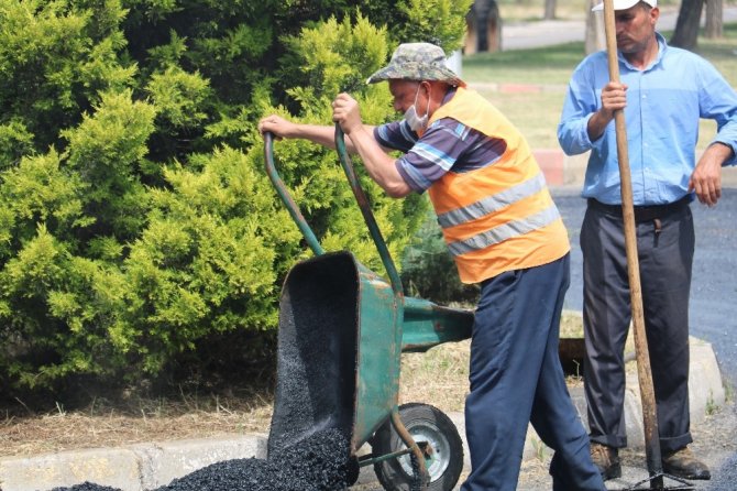 Kahramanmaraş'ta 40 derece sıcaklıkta asfalt döküyorlar