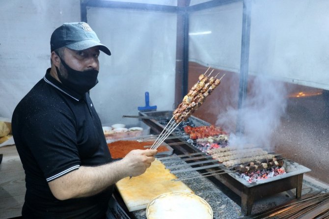Kahramanmaraş'ta Sahurda kebap keyfi