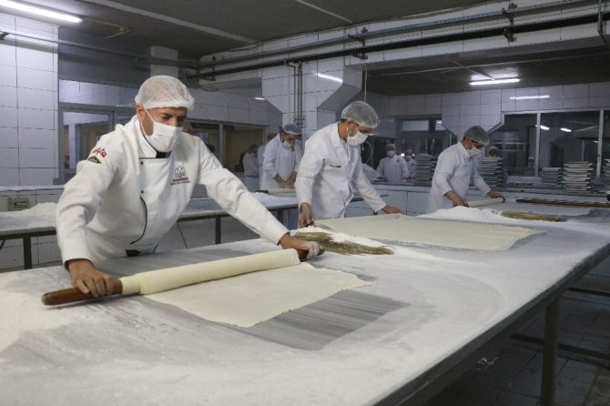 Kervan Ramazan Bayramına özel 37 çeşit tatlı ile hizmet veriyorlar