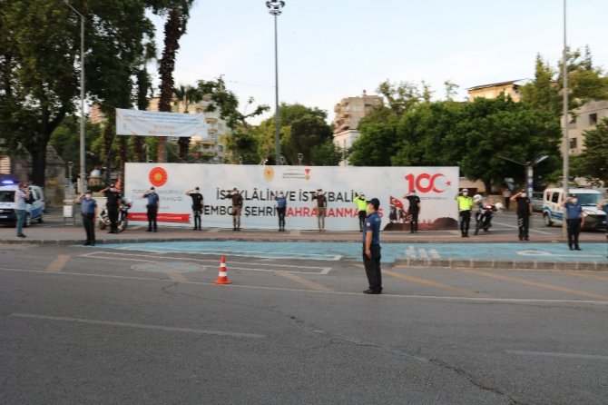 Kahramanmaraş polisi saat 19.19’da İstiklal Marşı’nı okudu