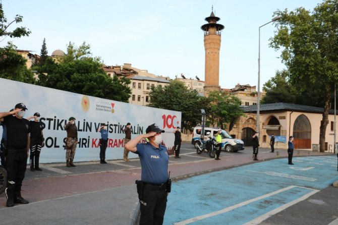 Kahramanmaraş polisi saat 19.19’da İstiklal Marşı’nı okudu
