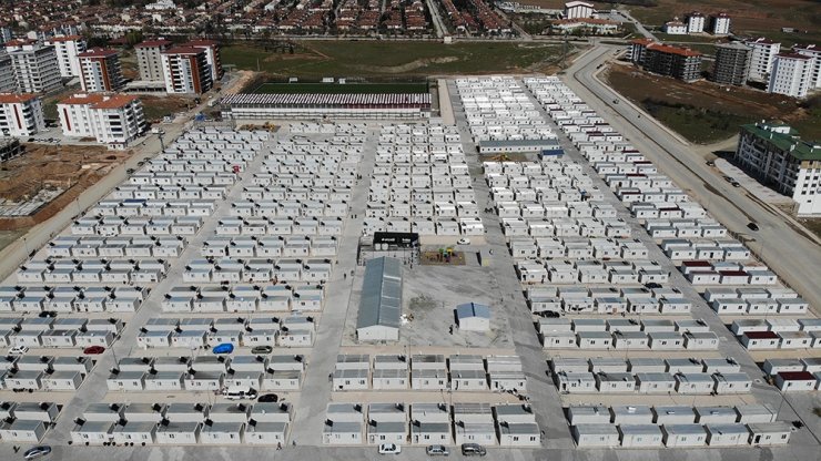 Depremzede bin 640 aile konteyner kentlere yerleşti