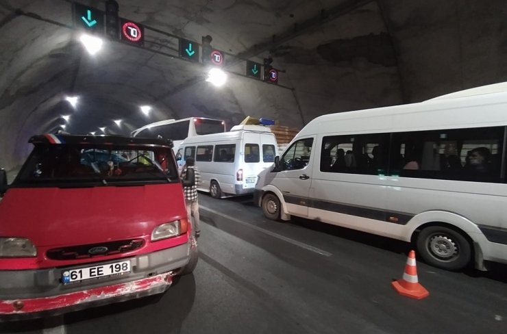 Akyazı tünelinde kaza: 8 yaralı