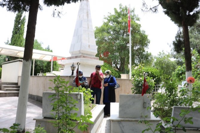 Kahramanmaraş'ta Şehitlikte duygusal ziyaret