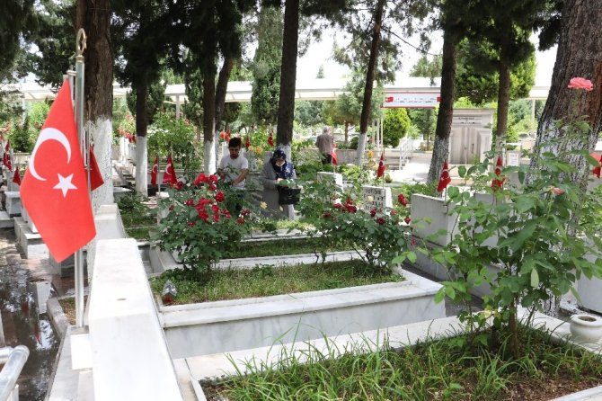 Kahramanmaraş'ta Şehitlikte duygusal ziyaret