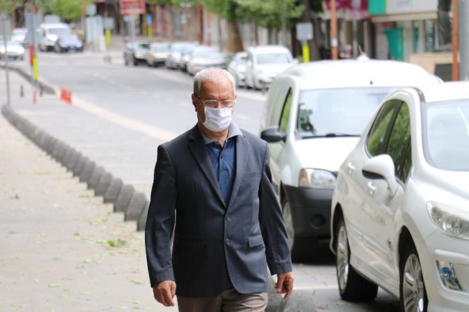 Kahramanmaraş’ta herkes evde yaşlılar sokakta