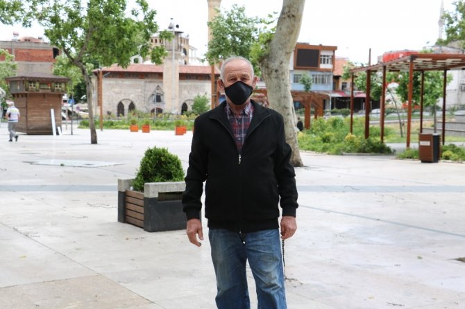 Kahramanmaraş’ta herkes evde yaşlılar sokakta