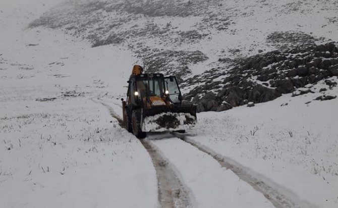 Mayıs ayında Elbistan’da kar  esareti yaşandı, çobanlar ve hayvanlar kurtarıldı