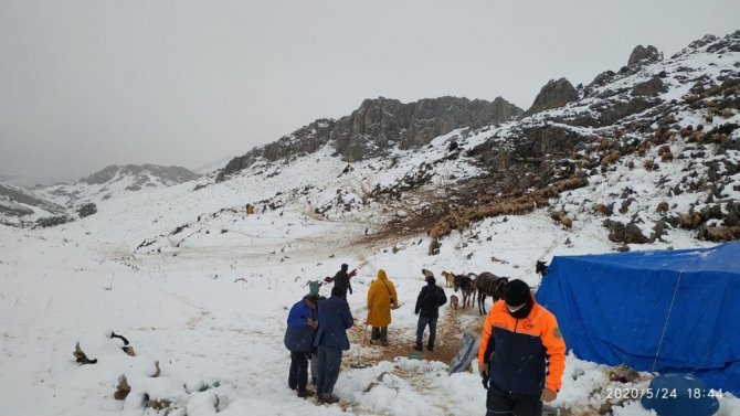 Mayıs ayında Elbistan’da kar  esareti yaşandı, çobanlar ve hayvanlar kurtarıldı