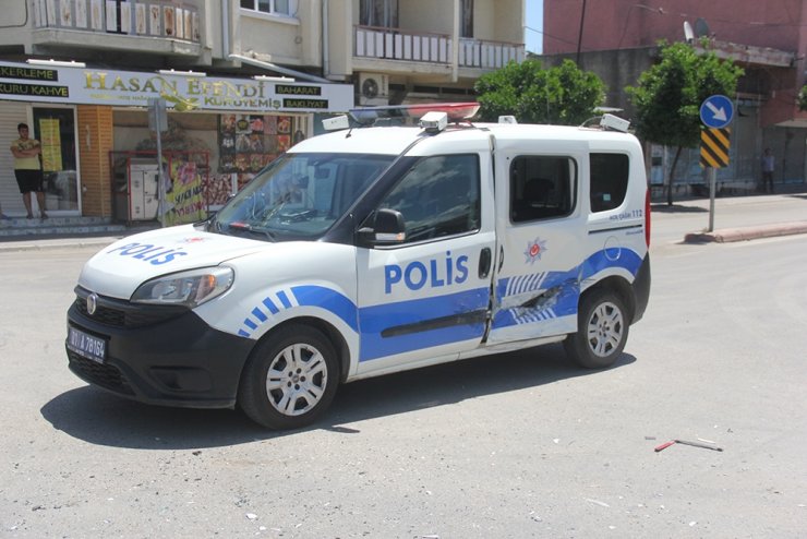 Polis aracına çarpan uyuşturucu tacirleri kaçamadı