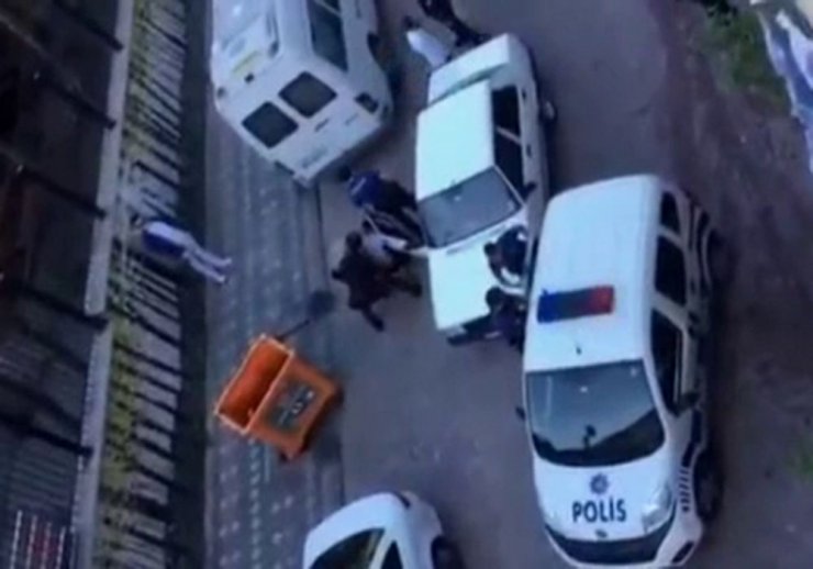 Zeytinburnu’nda gençler polise mukavemet etti, arbede çıktı