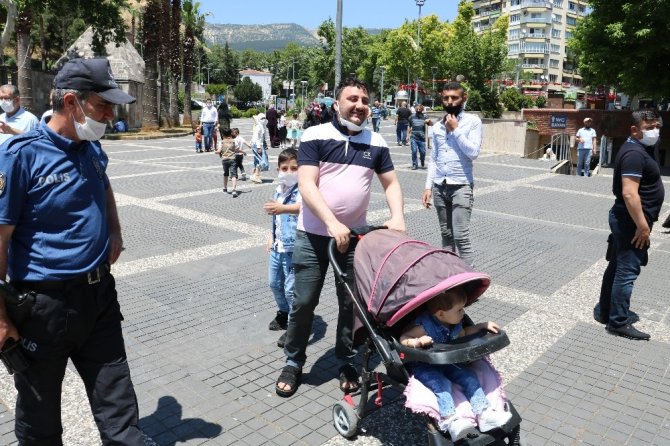 Koronavirüs tedbirleri kapsamında çocuklara çarşı izni yok