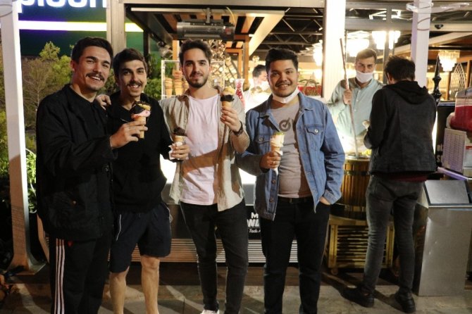 Sokağa çıkma kısıtlaması bitince soluğu dondurmacıda aldılar