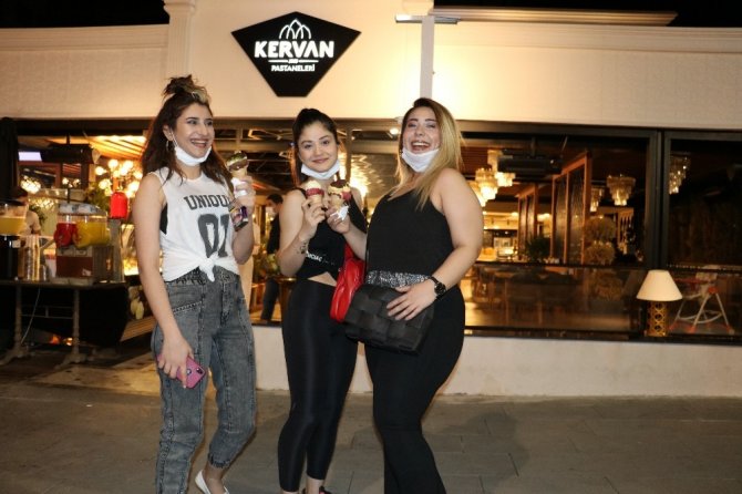 Sokağa çıkma kısıtlaması bitince soluğu dondurmacıda aldılar