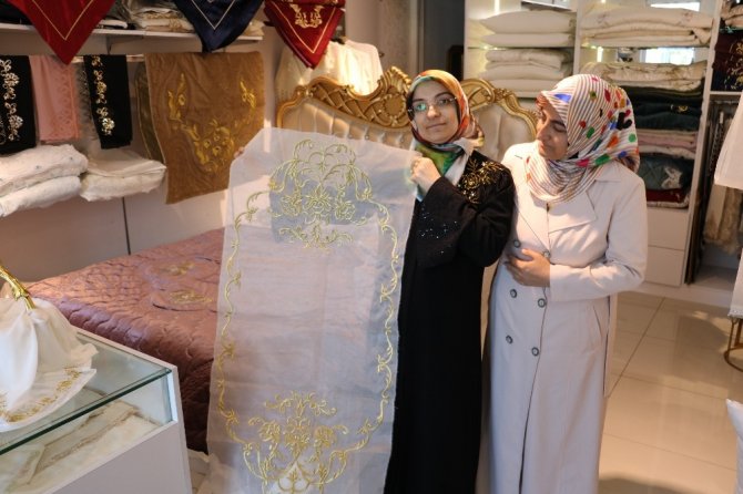 Sokağa çıkma kısıtlamasında sim sırma ustası oldu