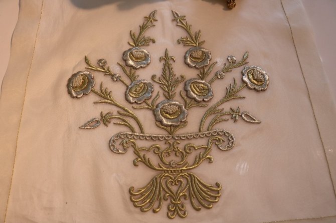 Sokağa çıkma kısıtlamasında sim sırma ustası oldu