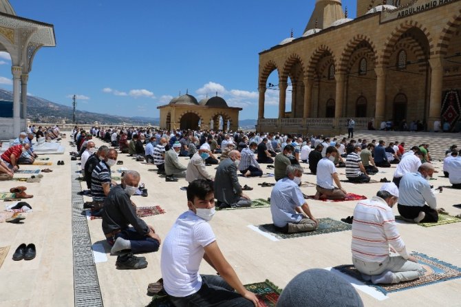 Abdülhamit Han Camiinde ‘sosyal mesafeli’ cuma namazı