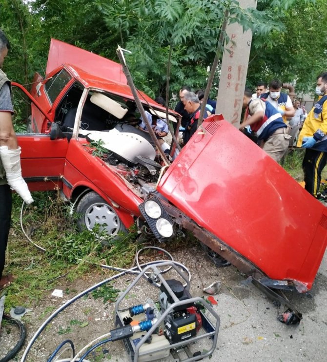 Tavuğa çarpmamak için kaza yaptı: 2 yaralı