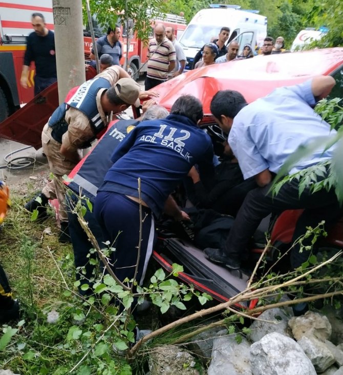 Tavuğa çarpmamak için kaza yaptı: 2 yaralı
