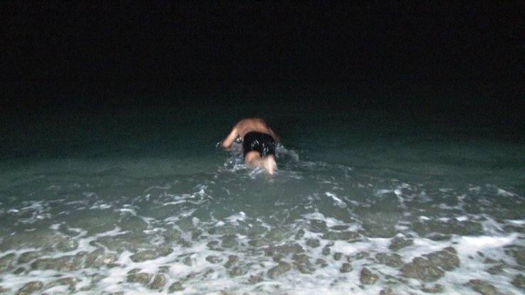 Kısıtlamanın kalkmasının ardından soluğu deniz ve sahilde aldılar