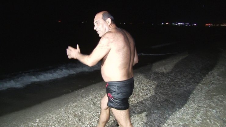 Kısıtlamanın kalkmasının ardından soluğu deniz ve sahilde aldılar