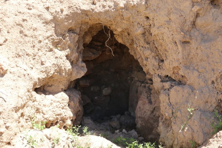 Hıdırbaba Höyüğüne defineciler zarar verdi