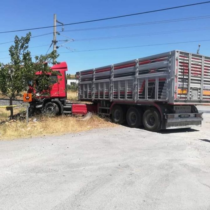 Kahramanmaraş'ta tren kazasında Tır sürücüsü öldü