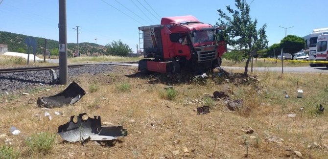Kahramanmaraş'ta tren kazasında Tır sürücüsü öldü