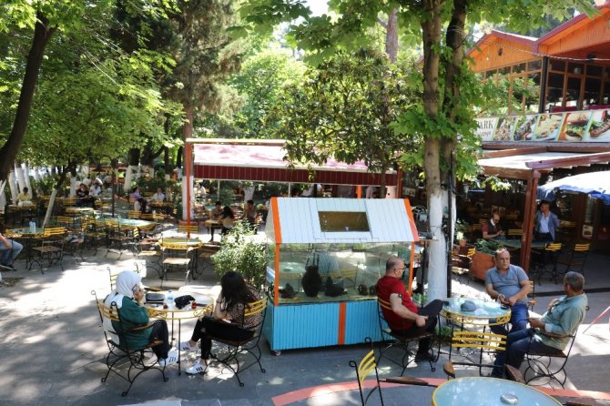 Kahramanmaraş'ta Yazlık çay bahçeleri şenlendi